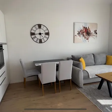 Park Plaza Apartment *